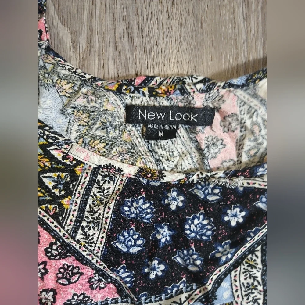 A New Look Sleeveless Multi Color Dress. Size: Medium
